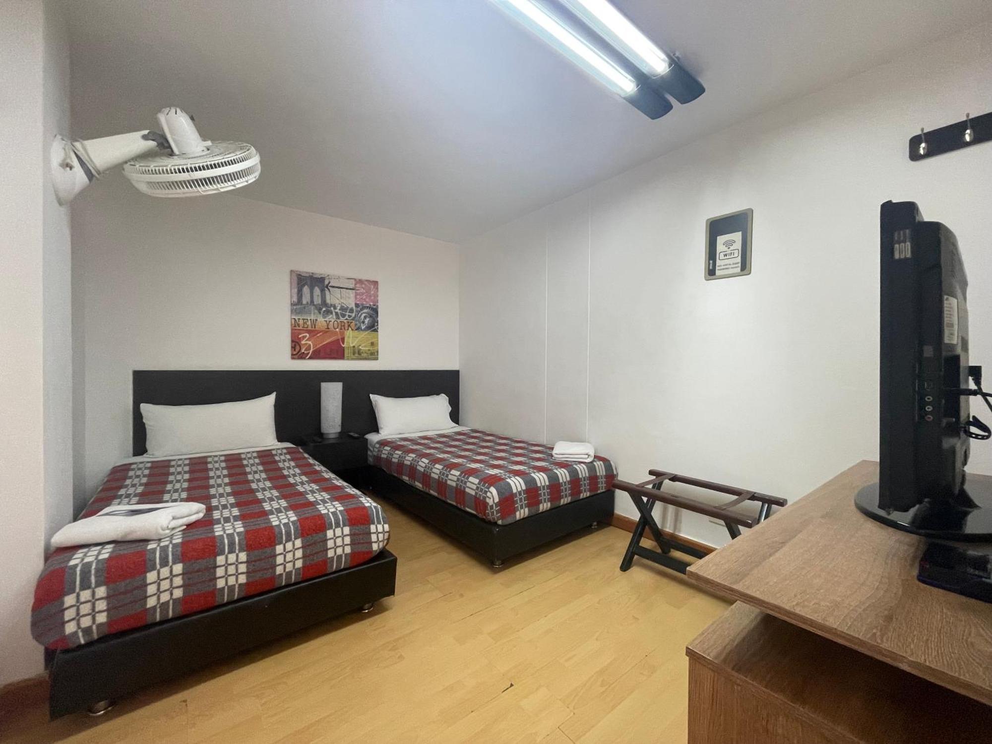 Hostal Lleras Calle 8 Medellín Buitenkant foto