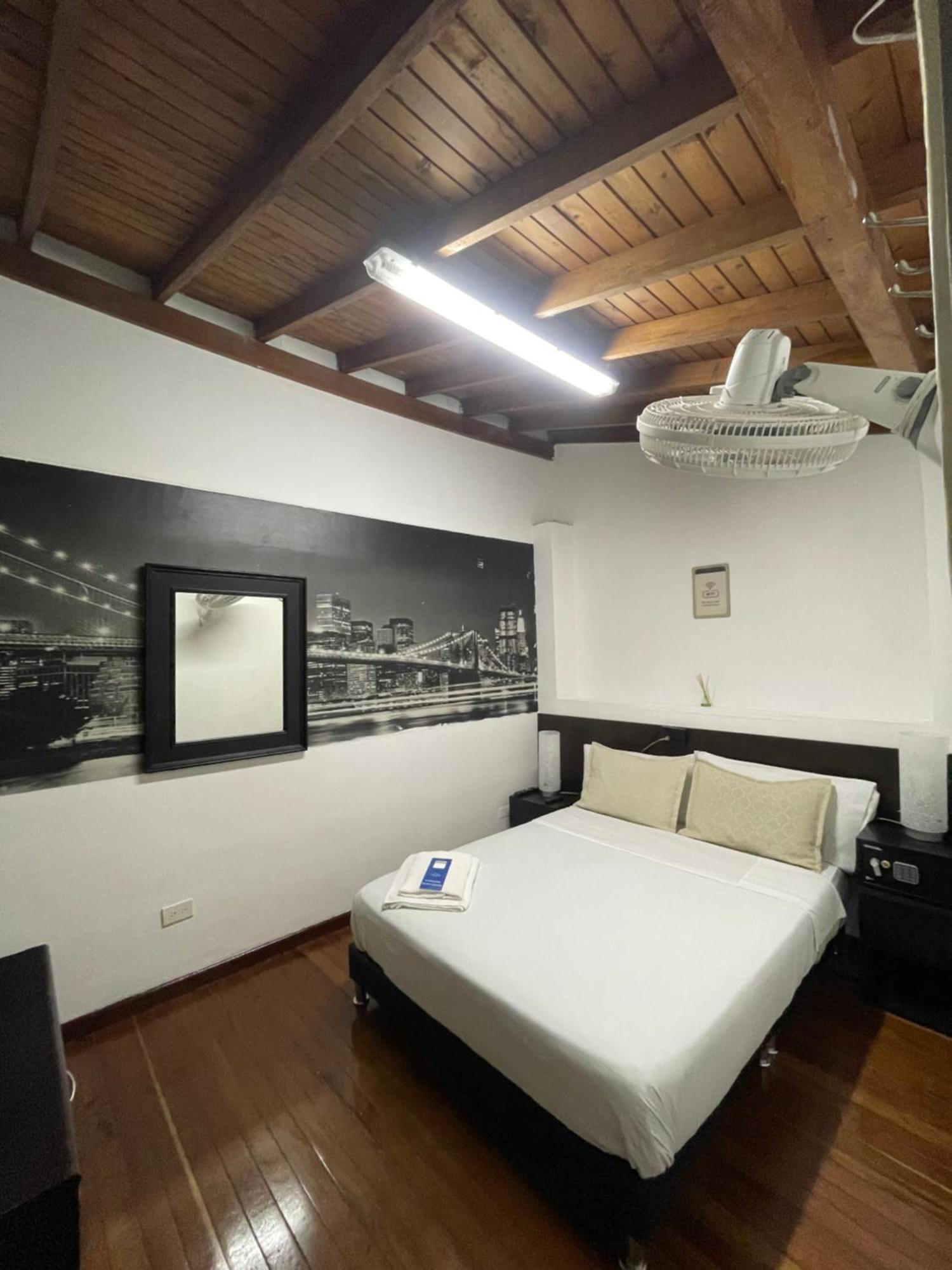 Hostal Lleras Calle 8 Medellín Buitenkant foto