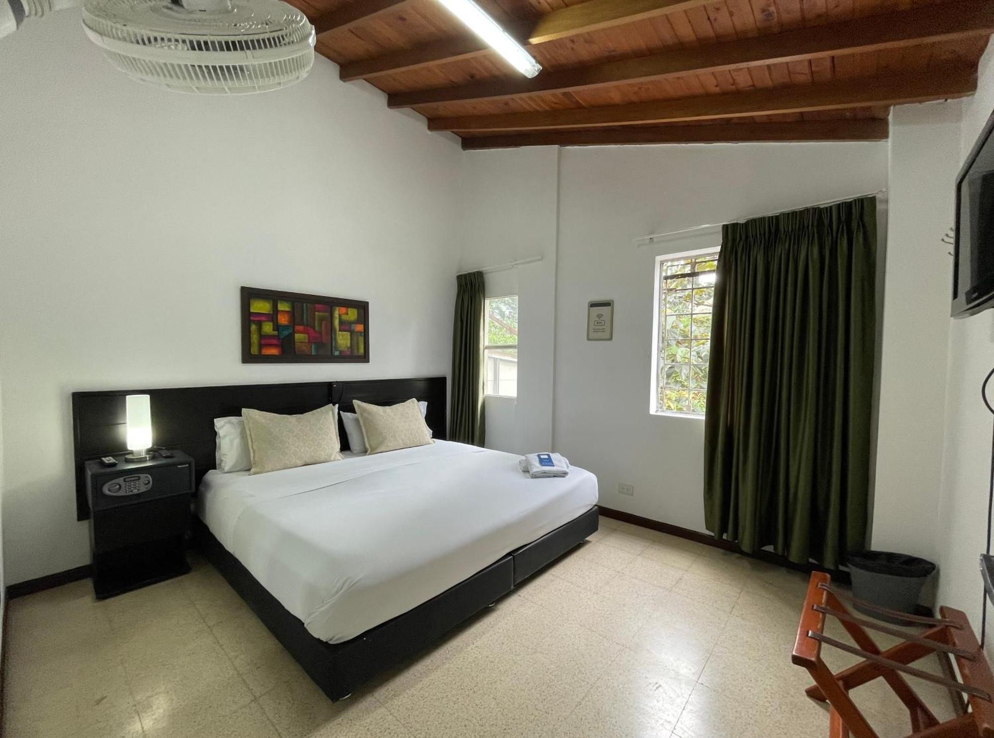Hostal Lleras Calle 8 Medellín Buitenkant foto