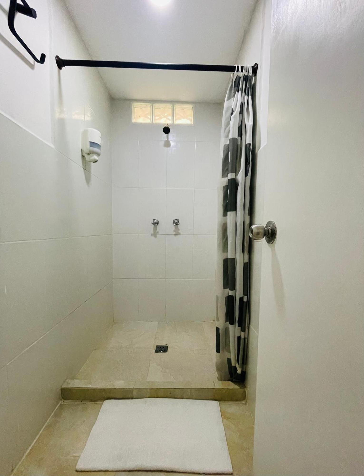 Hostal Lleras Calle 8 Medellín Buitenkant foto