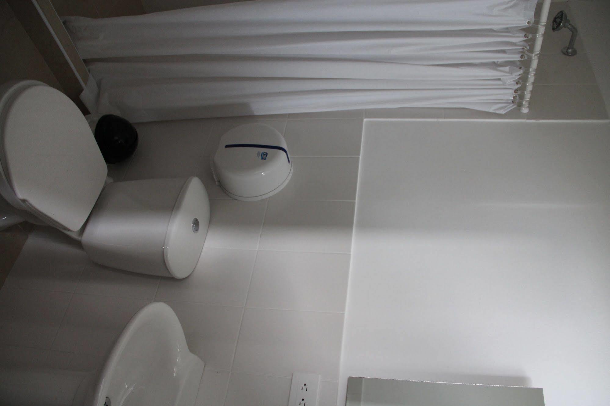 Hostal Lleras Calle 8 Medellín Buitenkant foto